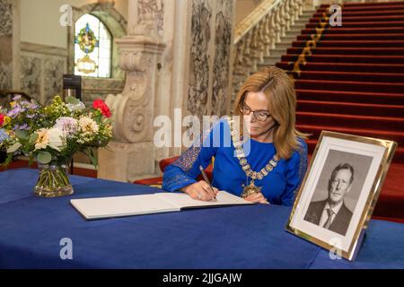 Lord Mayor of Belfast Tina Black ouvre un livre de condoléances à l'hôtel de ville de Belfast pour l'ancien premier ministre d'Irlande du Nord et chef du Parti unioniste d'Ulster (UUP) Lord David Trimble, décédé lundi. Date de la photo: Mardi 26 juillet 2022. Banque D'Images