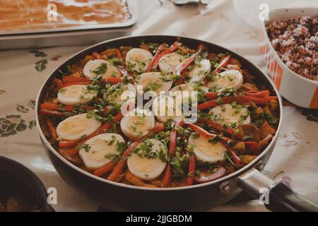 grande casserole avec paella de porc et œufs sur le dessus Banque D'Images