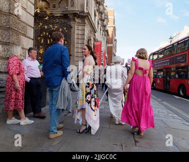 Londres, Grand Londres, Angleterre, 15 juin 2022: Un groupe vêtu de tenues de soirée sur Piccadilly attendant d'aller à l'Académie royale des arts Banque D'Images