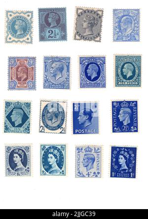 Une sélection de timbres-poste d'époque GB bleus sur fond blanc. Banque D'Images