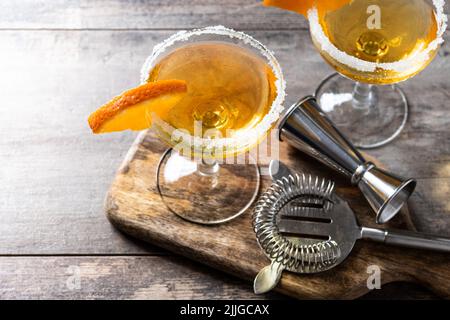 Cocktail de side-car avec un plateau de sucre sur une table en bois Banque D'Images