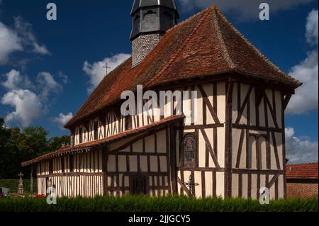 Cadre en chêne, dinde et aubrée, carreaux rouges, ardoises gris foncé et bardeaux gris clair : éléments architecturaux de l'église Sainte-Croix-en-son-Exaltation à colombages (Église de l'Exaltation de Saint-Croix) fondée en 1510 à Bailly-le-Franc, dans le pays du paysage de l'Aube, Grand Der, France. L'église a à peine été modifiée depuis qu'elle a été construite. Banque D'Images