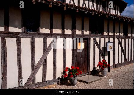 La petite porte en bois rustique donne accès à l'allée sud d'un étage de l'église Sainte-Croix-en-son-Exaltation à colombages (église de l'Exaltation de Saint-Croix), construite à partir de 1510 à Bailly-le-Franc, dans la campagne du pays du Der dans l'Aube, Grand est, France. L'église a à peine été modifiée depuis qu'elle a été construite. Banque D'Images