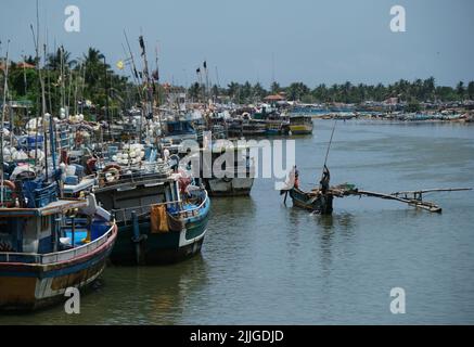 Negombo, Sri Lanka. 26th juillet 2022. Les pêcheurs travaillent dans un village de pêcheurs de Negombo, Sri Lanka, 26 juillet 2022. En raison de la pénurie de mazout, de nombreux pêcheurs sri-lankais se sont tournés vers les voiliers traditionnels motorisés pour pêcher pour vivre. Crédit : Wang Shen/Xinhua/Alay Live News Banque D'Images