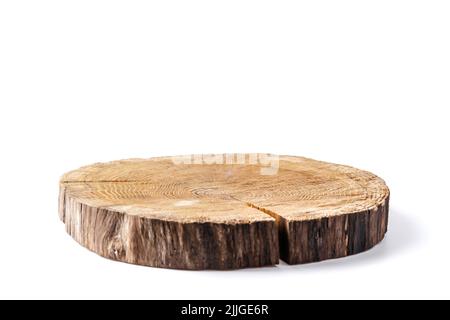 Assiette en bois sculptée dans le tronc d'arbre isolée sur fond blanc. Peut être utilisé comme support pour votre objet Banque D'Images