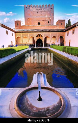 Étang ornemental à la Cour des Myrtles, la cour centrale du Palais des Comares au palais de l'Alhambra et forteresse à Grenade, Andalousie, Espagne Banque D'Images