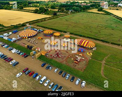 Le Grand Ryedale Maze revient pour sa troisième année au pied des Yorkshire Wolds, Funfair, Aerial Drone de l'Air Birds Eye View Banque D'Images