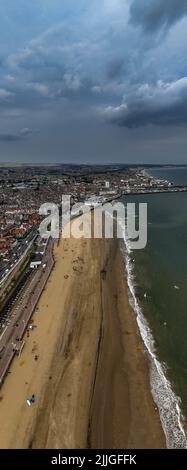 Front de mer de Bridlington, y compris Bayside Funfair, Drone aérienne de la vue aérienne des oiseaux Banque D'Images