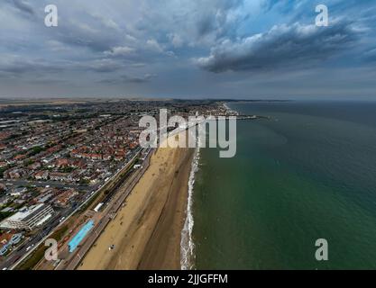 Front de mer de Bridlington, y compris Bayside Funfair, Drone aérienne de la vue aérienne des oiseaux Banque D'Images