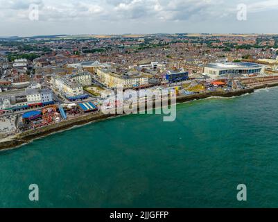 Front de mer de Bridlington, y compris Bayside Funfair, Drone aérienne de la vue aérienne des oiseaux Banque D'Images