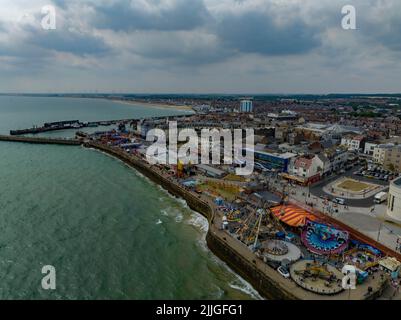 Front de mer de Bridlington, y compris Bayside Funfair, Drone aérienne de la vue aérienne des oiseaux Banque D'Images