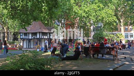 Les foules d'été à Soho Square Park , Soho - quartier des divertissements, Londres, Angleterre, Royaume-Uni, W1D 3QN Banque D'Images