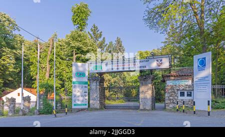 Belgrade, Serbie - 16 mai 2022: Centre de loisirs sportif de la porte d'entrée complexe dans le parc boisé Kosutnjak. Banque D'Images