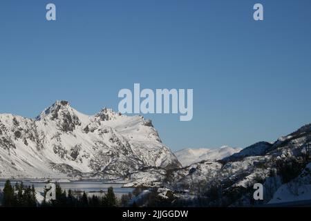 A mountain near the river is covered with snow in winter Banque D'Images