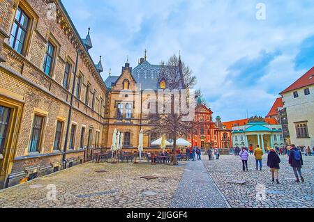 PRAGUE, République de CAZECH - 6 MARS 2022 : la troisième cour du château de Prague avec le mur en briques du nouveau palais de Provost, la basilique rouge Saint-Georges et Rozmbersk Banque D'Images