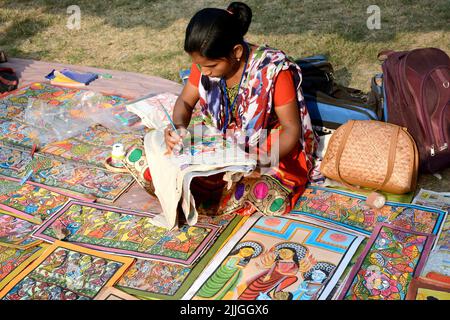 Les femmes bengali faisaient de la peinture à la main sur la vente de produits artisanaux exposés lors de la Foire de l'artisanat à Kolkata, en Inde. Banque D'Images