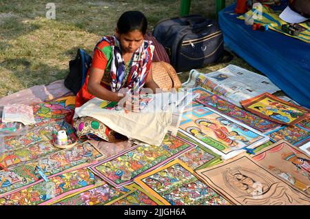 Les femmes bengali faisaient de la peinture à la main sur la vente de produits artisanaux exposés lors de la Foire de l'artisanat à Kolkata, en Inde. Banque D'Images