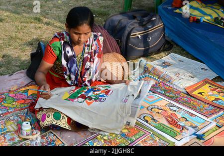 Les femmes bengali faisaient de la peinture à la main sur la vente de produits artisanaux exposés lors de la Foire de l'artisanat à Kolkata, en Inde. Banque D'Images