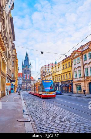 PRAGUE, République de CAZECH - 6 MARS 2022 : le tramway moderne fait le tour de Jindrisska avec la Tour Henry (Jindrisska Vez) en arrière-plan, le Mar Banque D'Images