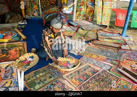 Les femmes bengali faisaient de la peinture à la main sur la vente de produits artisanaux exposés lors de la Foire de l'artisanat à Kolkata, en Inde. Banque D'Images