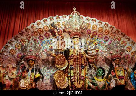 Howrah, Inde - 15 octobre 2021 : Durga idole d'après Sandhi Puja, la jonction sacrée d'Ashtami, huitième jour et Nabami, le quatre-vingt-neuvième jour, comme rituel hindou Banque D'Images