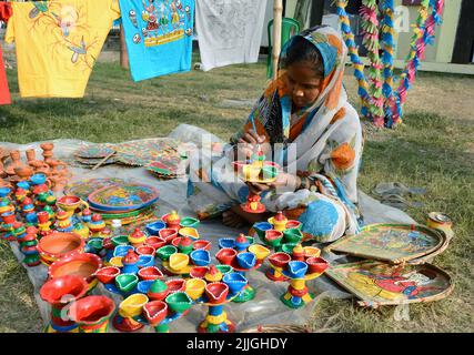 Les femmes bengali faisaient de la peinture à la main sur la vente de produits artisanaux exposés lors de la Foire de l'artisanat à Kolkata, en Inde. Banque D'Images