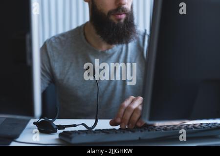 micro-casque/oreillette de poste de travail pour ingénieur logiciel d'assistance technique Banque D'Images