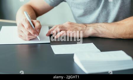 correspondance d'affaires homme écrivant la lettre Banque D'Images