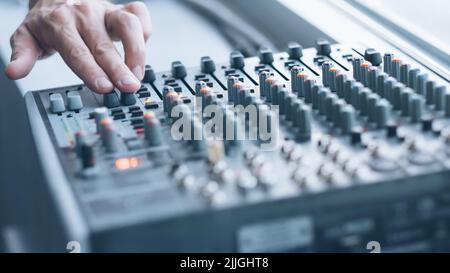 console de son professionnelle homme mélangeant des pistes Banque D'Images