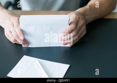 enveloppes blanches de la pile de lettres d'invitation Banque D'Images