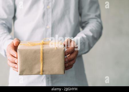 boîte emballée par un homme d'affaires du service de livraison de marchandises Banque D'Images