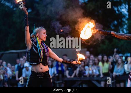 Dudutki, Minsk, Bélarus - 23 juillet 2022 : spectacle de feu après le Festival médiéval international 'Nash Grunvald', Banque D'Images