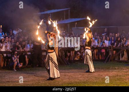 Dudutki, Minsk, Bélarus - 23 juillet 2022 : spectacle de feu après le Festival médiéval international 'Nash Grunvald', Banque D'Images