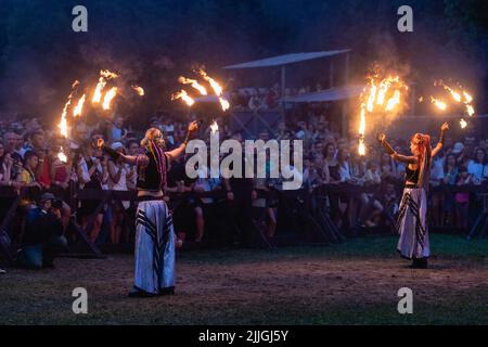 Dudutki, Minsk, Bélarus - 23 juillet 2022 : spectacle de feu après le Festival médiéval international 'Nash Grunvald', Banque D'Images