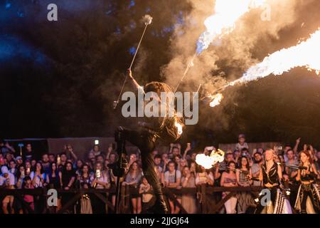 Dudutki, Minsk, Bélarus - 23 juillet 2022 : spectacle de feu après le Festival médiéval international 'Nash Grunvald', Banque D'Images