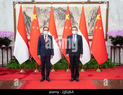 Pékin, Chine. 26th juillet 2022. Le premier ministre chinois Li Keqiang rencontre le président indonésien en visite, Joko Widodo, à la maison d'hôtes de l'État de Diaoyutai à Pékin, capitale de la Chine, 26 juillet 2022. Crédit: Li Tao/Xinhua/Alay Live News Banque D'Images