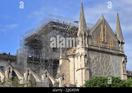 Cathédrale notre-Dame de Paris, après le feu, en reconstruction avec échafaudage Banque D'Images