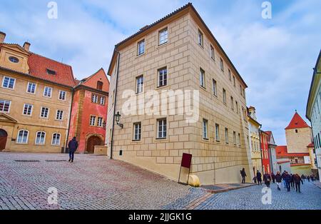 PRAGUE, République de CAZECH - 6 MARS 2022 : le quartier médiéval de Jirska et la rue d'Or, le logement historique et la Tour Noire (Cerna Vez) en arrière-plan, le Mar Banque D'Images