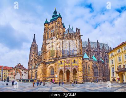 PRAGUE, République de CAZECH - 6 MARS 2022 : Panorama de la cathédrale gothique St Vitus avec la Grande Tour Sud et la mosaïque du chef-d'œuvre du jugement dernier au G Banque D'Images