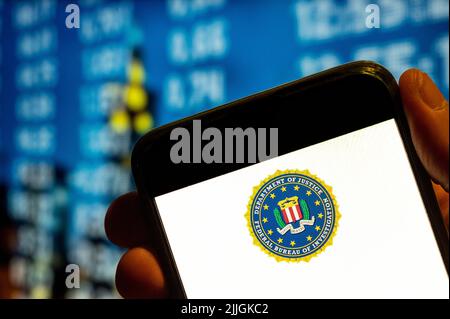 Dans cette illustration, le logo du Federal Bureau of Investigation (FBI) s'affiche sur l'écran d'un smartphone. Banque D'Images