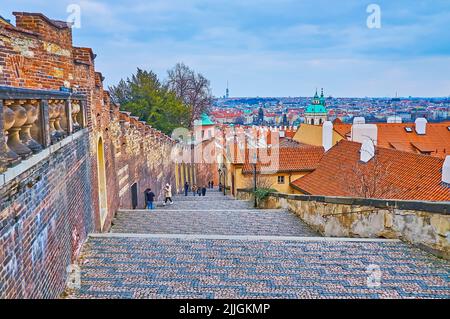 L'horizon du vieux Prague avec des dômes et des toits rouges de l'historique Château Stairs, Prague, République tchèque Banque D'Images