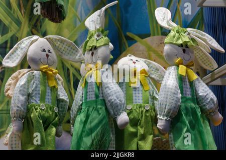 MARIBOR, Slovénie - 10 avril 2022: Quatre marionnettes de lapin exposées dans une vitrine de magasin Banque D'Images