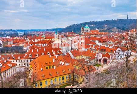 Vue de dessus du petit quartier avec des toits de tuiles rouges, la flèche de l'église St Thomas, le dôme de l'église St Nicholas, Petrin Hill avec la tour de belvédère, Prague, Tchèque Banque D'Images