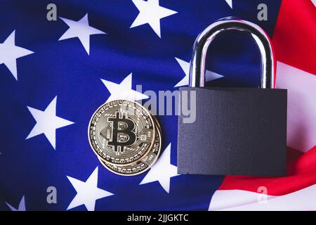 Bitcoins aux États-Unis. Interdiction des crypto-monnaies aux États-Unis. La croissance du taux de change. Drapeau américain et bitcoin. Banque D'Images