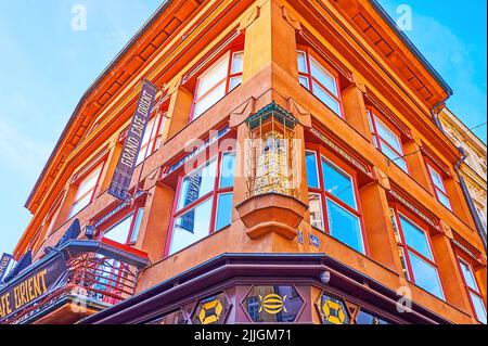 PRAGUE, RÉPUBLIQUE TCHÈQUE - 6 MARS 2022 : la célèbre Maison de la Vierge noire avec une sculpture au coin et des murs orange vif, sur 6 mars à Prague Banque D'Images