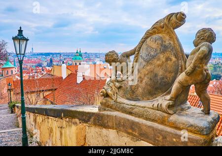 La vieille sculpture en pierre à la frontière de l'historique Château Stairs (Zamecke Schody), Prague, République tchèque Banque D'Images