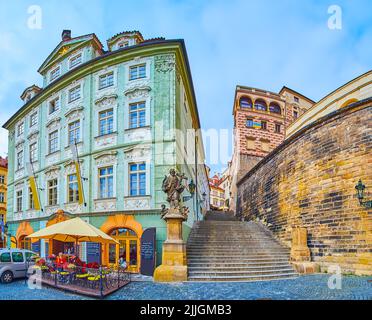 PRAGUE, CAZECH REPUBLIC - 6 MARS 2022: Le décor de moulage sur la façade de la maison d'étoile d'or avec rue Radnicke Stairs, s'étendant à la ville haute, Banque D'Images