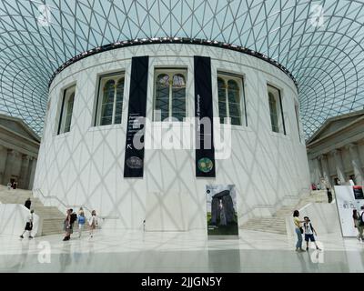Londres, Grand Londres, Angleterre, 22 juin 2022 : visiteurs dans le hall d'entrée de la Grande Cour du British Museum. Banque D'Images