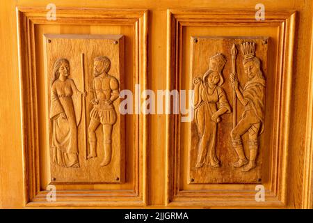 Porte en bois sculpté représentant la légende de la Tirana dans l'église notre-Dame de Carmen à la Tirana, au Chili. Banque D'Images