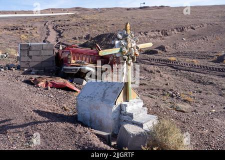 Mémorial en bord de route pour la victime d'un accident de la route le long d'une route dans le désert d'Atacama, dans le nord du Chili. Banque D'Images